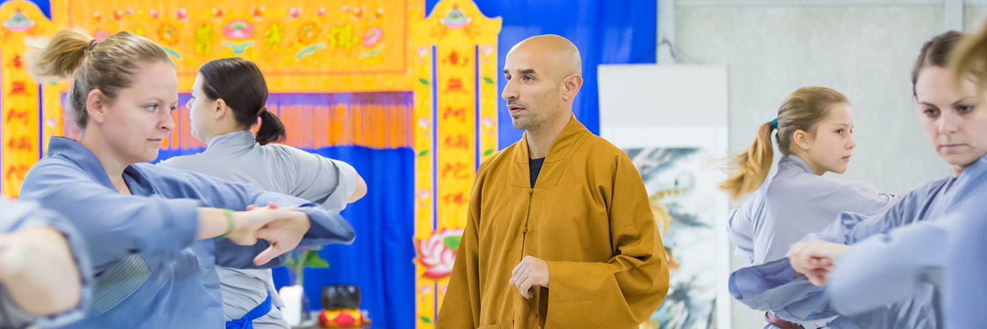 Shaolin Kung Fu Meister Shi Yong Lin, Salvi Ferrara, unterrichtet eine Klasse im Shaolin Chan Tempel Institut Aargau - Schweiz.