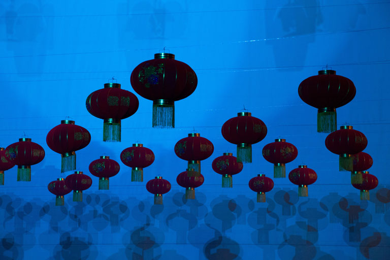 Jubiläumsshow des Shaolin Chan Tempels Luzern Schweiz: Man sieht eine Decke mit chinesischen Lampions.