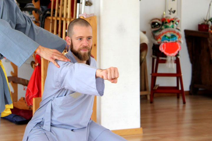 Kung Fu Athlet macht einen Fauststoss.