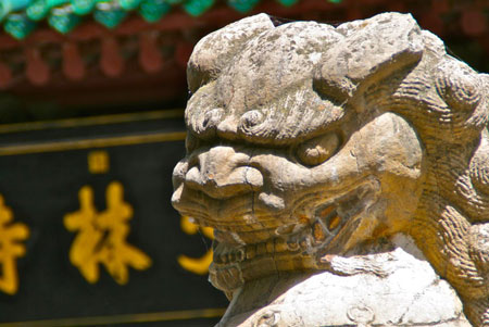 Tempellöwe, auch bekannt als Fu-Hund, in der Shaolin Tempelanlage.