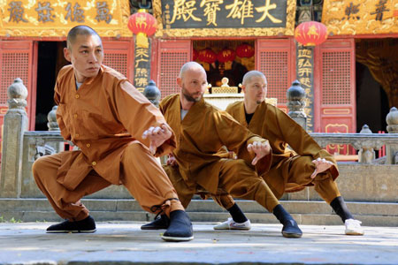 Shaolin Kung Fu Grossmeister Shi De Feng mit seinem Meisterschüler und dessen Meisterschüler.