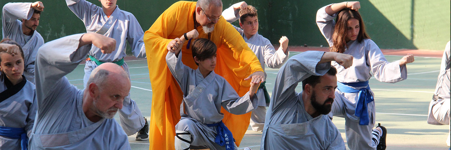 Shi Yan Jia, Leiter des Shaolin Chan Temple Institutes Spain korrigiert Schüler beim Unterricht.