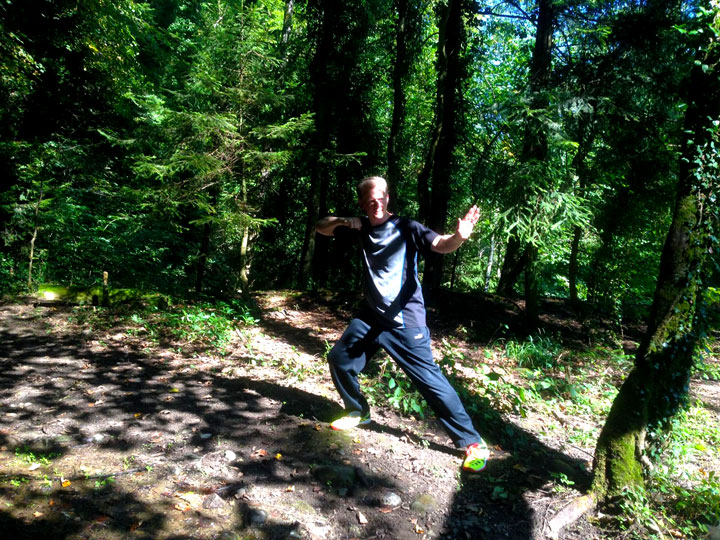 Roland Forster (Wochenendaufenthalter im Shaolin Chan Tempel Schweiz) beim Kung Fu Training im Wald.
