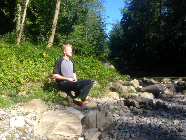 Roland Forster (Wochenendaufenthalter im Shaolin Chan Tempel Schweiz) bei der Meditation.