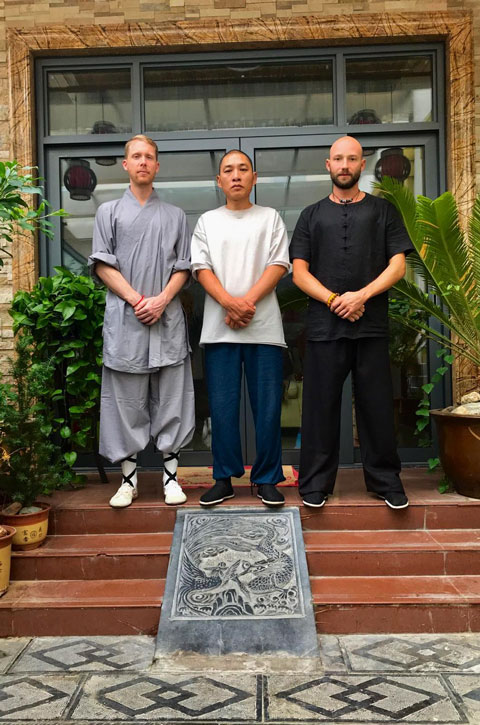 Gruppen von Shaolin Meister Shi De Feng (Mitte), Meister Shi Xing Long und Schüler Serge Kaulitzi