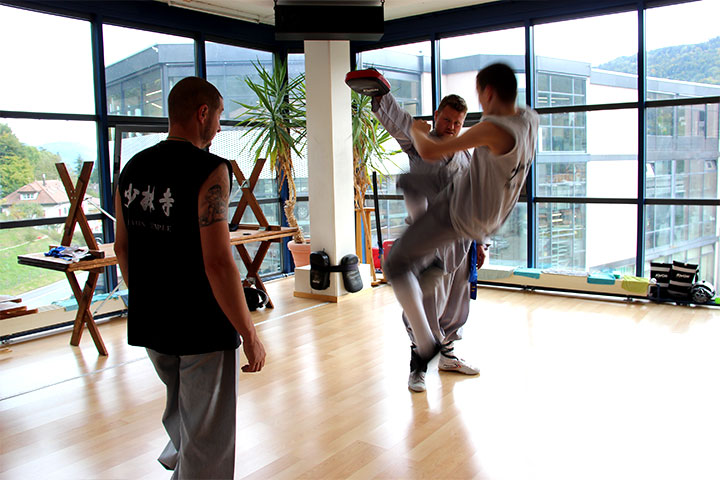 Nando der Kampfmönch bei einem Shaolin Kung Fu Kick