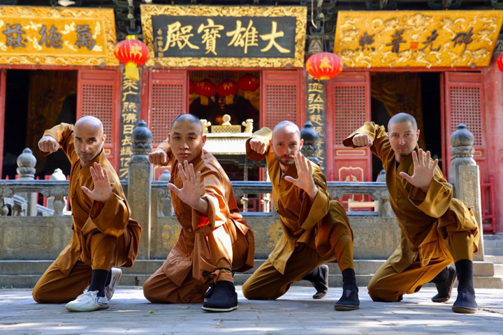 Meister der Shaolin Kung Fu Stilrichtung der Familie Wang. Oberhaupt hinten links ist Grossmeister Shi De Feng.